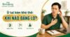 Người đàn ông Việt Nam đặt tay lên ngực và đưa tay lên tai, ngồi cạnh laptop