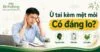 Người đàn ông ôm tai và thái dương, bên cạnh tiêu đề “Ù tai kèm mệt mỏi – Có đáng lo?”