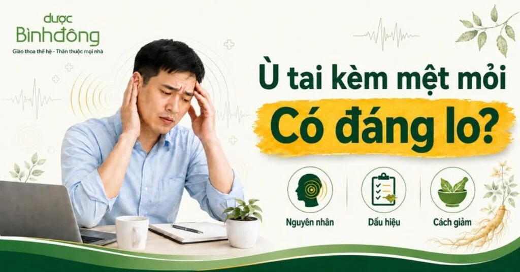 Người đàn ông ôm tai và thái dương, bên cạnh tiêu đề “Ù tai kèm mệt mỏi – Có đáng lo?”