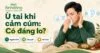 Người bị cảm cúm cầm khăn giấy và chạm tai. Thumbnail ghi: “Ù tai khi cảm cúm: Có đáng lo?”