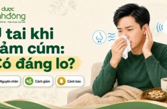 Người bị cảm cúm cầm khăn giấy và chạm tai. Thumbnail ghi: “Ù tai khi cảm cúm: Có đáng lo?”