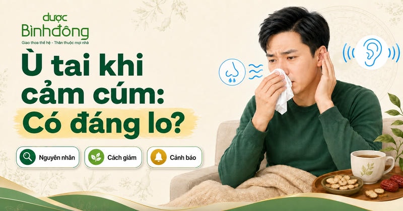 Người bị cảm cúm cầm khăn giấy và chạm tai. Thumbnail ghi: “Ù tai khi cảm cúm: Có đáng lo?”