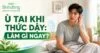 Người đàn ông chạm tai sau khi thức dậy, minh họa tình trạng ù tai buổi sáng và cách xử lý nhanh.