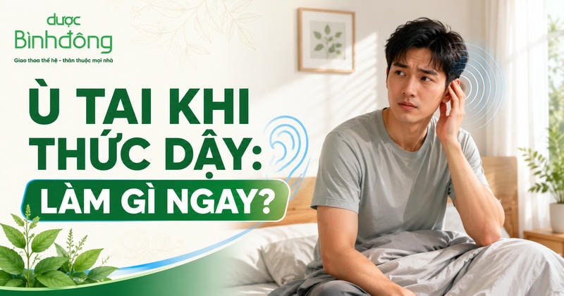 Người đàn ông chạm tai sau khi thức dậy, minh họa tình trạng ù tai buổi sáng và cách xử lý nhanh.