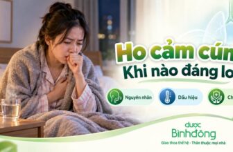 Người phụ nữ ngồi trên giường ban đêm, quấn chăn và ho vào tay. Thumbnail ghi “Ho cảm cúm: Khi nào đáng lo?” cùng ba mục: nguyên nhân, dấu hiệu, chăm sóc.