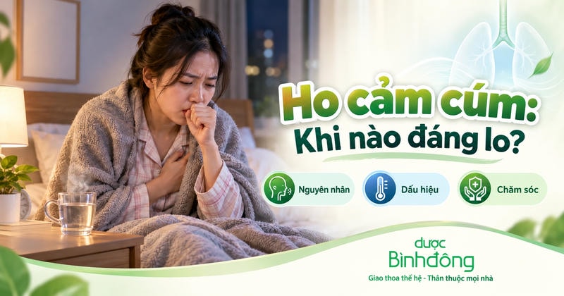 Người phụ nữ ngồi trên giường ban đêm, quấn chăn và ho vào tay. Thumbnail ghi “Ho cảm cúm: Khi nào đáng lo?” cùng ba mục: nguyên nhân, dấu hiệu, chăm sóc.