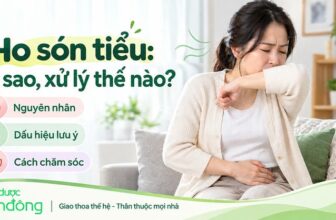 Người phụ nữ ho vào khuỷu tay, một tay giữ vùng bụng dưới. Bên cạnh là các nhãn Nguyên nhân, Dấu hiệu lưu ý và Cách chăm sóc.
