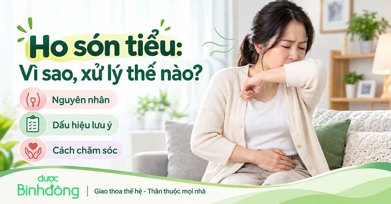 Người phụ nữ ho vào khuỷu tay, một tay giữ vùng bụng dưới. Bên cạnh là các nhãn Nguyên nhân, Dấu hiệu lưu ý và Cách chăm sóc.