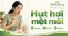 Người phụ nữ ôm ngực, vẻ mệt mỏi và hụt hơi.