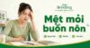 Người phụ nữ mệt mỏi, một tay ôm bụng và một tay tựa trán. Thumbnail “Mệt mỏi buồn nôn” nêu nguyên nhân, dấu hiệu và cách giảm.