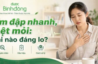 Người đang làm việc đặt tay lên ngực, cạnh biểu tượng nhịp tim.