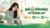 Người phụ nữ mệt mỏi ngồi trên giường, tay day mắt sau khi ngủ ít. Thumbnail nhấn mạnh câu hỏi ngủ 4 tiếng mỗi ngày có đáng lo không.