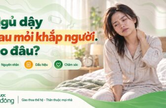 Thumbnail bài viết về tình trạng ngủ dậy đau mỏi khắp người. Người phụ nữ ngồi trên giường xoa cổ vai gáy, kèm các nhãn nguyên nhân, dấu hiệu và chăm sóc.