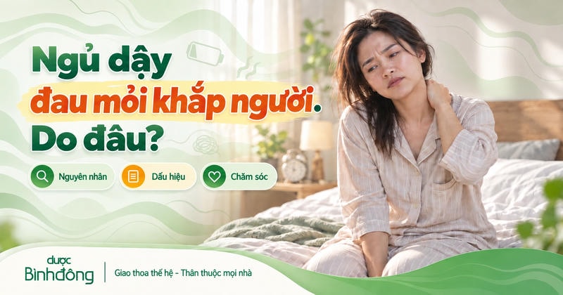 Thumbnail bài viết về tình trạng ngủ dậy đau mỏi khắp người. Người phụ nữ ngồi trên giường xoa cổ vai gáy, kèm các nhãn nguyên nhân, dấu hiệu và chăm sóc.
