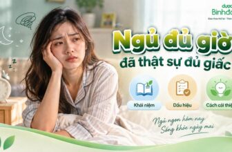 Người phụ nữ mặc đồ ngủ ngồi trên giường với vẻ mệt mỏi. Tiêu đề “Ngủ đủ giờ đã thật sự đủ giấc?” kèm ba mục nội dung.