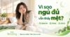 Người phụ nữ ngồi mép giường với vẻ uể oải. Thumbnail ghi “Vì sao ngủ đủ vẫn thấy mệt?”