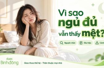 Người phụ nữ ngồi mép giường với vẻ uể oải. Thumbnail ghi “Vì sao ngủ đủ vẫn thấy mệt?”