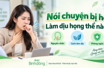 Thumbnail bài viết về tình trạng nói chuyện bị ho. Người phụ nữ đang ho trong cuộc họp, kèm headline “Nói chuyện bị ho: Làm dịu họng thế nào?