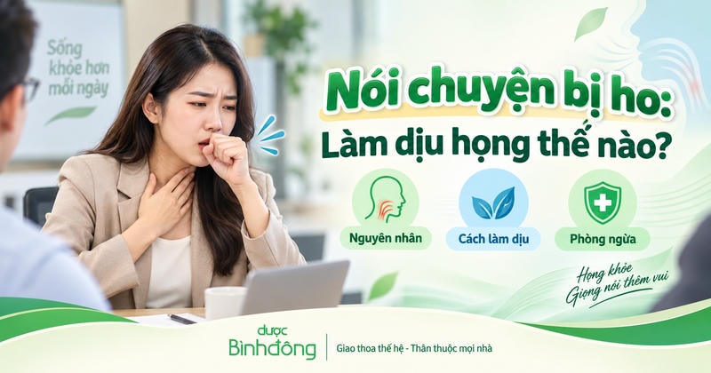 Thumbnail bài viết về tình trạng nói chuyện bị ho. Người phụ nữ đang ho trong cuộc họp, kèm headline “Nói chuyện bị ho: Làm dịu họng thế nào?