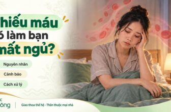 Thumbnail “Thiếu máu có làm bạn mất ngủ?” với phụ nữ mệt mỏi ngồi trên giường ban đêm. Bên trái hiển thị ba mục: nguyên nhân, cảnh báo và cách xử lý.