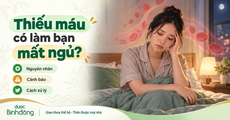 Thumbnail “Thiếu máu có làm bạn mất ngủ?” với phụ nữ mệt mỏi ngồi trên giường ban đêm. Bên trái hiển thị ba mục: nguyên nhân, cảnh báo và cách xử lý.