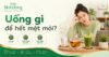 Người phụ nữ mệt mỏi bên nước và trà thảo dược, với tiêu đề “Uống gì để hết mệt mỏi?