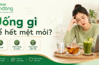 Người phụ nữ mệt mỏi bên nước và trà thảo dược, với tiêu đề “Uống gì để hết mệt mỏi?