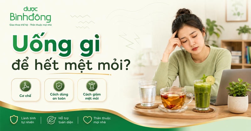 Người phụ nữ mệt mỏi bên nước và trà thảo dược, với tiêu đề “Uống gì để hết mệt mỏi?