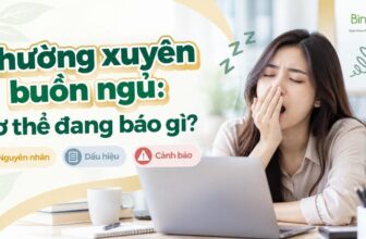 Người phụ nữ ngáp trước laptop trong giờ làm việc. Gương mặt mệt mỏi, thiếu tỉnh táo.