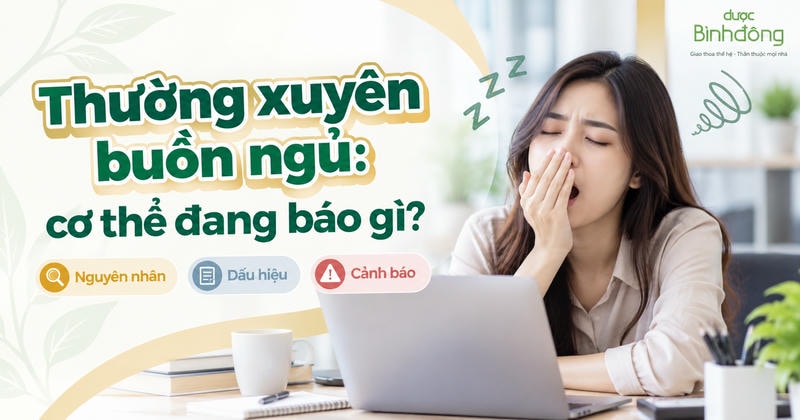 Người phụ nữ ngáp trước laptop trong giờ làm việc. Gương mặt mệt mỏi, thiếu tỉnh táo.