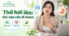 Người phụ nữ đặt tay lên ngực, cạnh biểu tượng phổi và dạ dày. Dòng chữ: “Thở hơi lên: khi nào cần đi khám”.