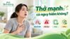 Người phụ nữ đặt tay lên ngực khi thở mạnh. Bốn mục: nguyên nhân, dấu hiệu, xử lý, hỗ trợ.