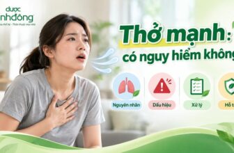 Người phụ nữ đặt tay lên ngực khi thở mạnh. Bốn mục: nguyên nhân, dấu hiệu, xử lý, hỗ trợ.
