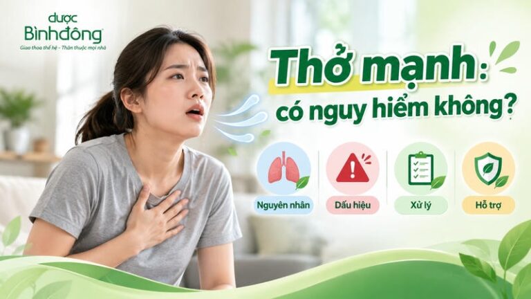 Người phụ nữ đặt tay lên ngực khi thở mạnh. Bốn mục: nguyên nhân, dấu hiệu, xử lý, hỗ trợ.