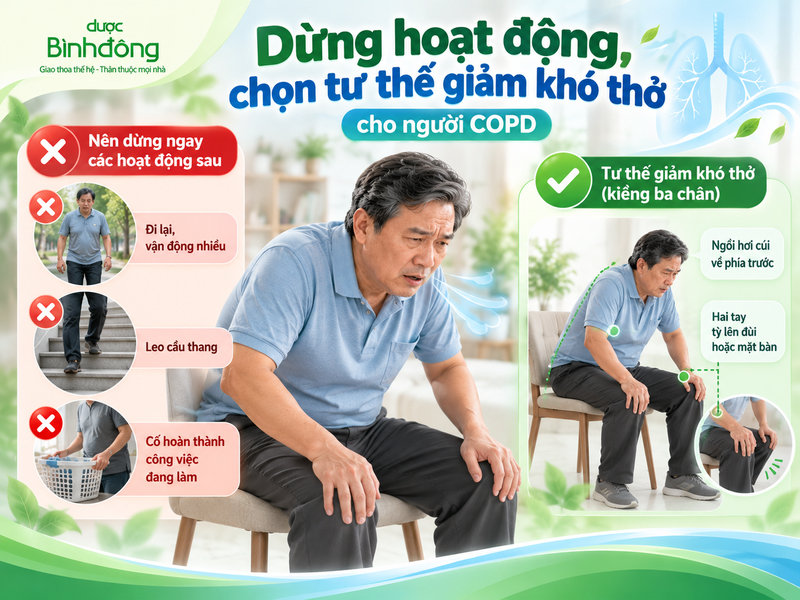 Người đàn ông ngồi hơi cúi về trước, hai tay tựa lên đùi hoặc mặt bàn