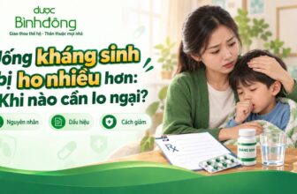 Thumbnail người mẹ chăm sóc trẻ đang ho bên cạnh đơn thuốc và kháng sinh, kèm thông tin nguyên nhân, dấu hiệu và cách giảm ho.