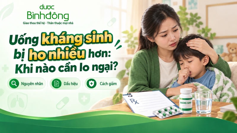 Thumbnail người mẹ chăm sóc trẻ đang ho bên cạnh đơn thuốc và kháng sinh, kèm thông tin nguyên nhân, dấu hiệu và cách giảm ho.