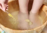 Ngâm chân giải độc với nước Gừng – Bí quyết giảm đau nhức, cải thiện giấc ngủ