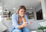Rối loạn kinh nguyệt thử que 2 vạch có thai không? Nguyên nhân & Cách xử lý