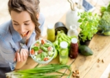 Người bị đau vai gáy nên ăn gì để cải thiện tình trạng đau?