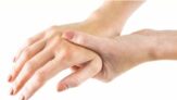 Đầu ngón tay bị tê như kim châm thì làm thế nào?