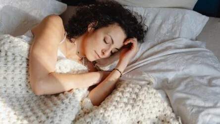 1 ngày ngủ 5 tiếng được không? Nhận biết dấu hiệu thiếu ngủ và cách tối ưu giấc ngủ