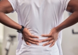 Sáng ngủ dậy bị đau lưng dưới: Nguyên nhân và Cách khắc phục