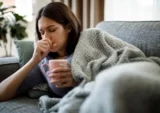 Vì sao cơ thể dễ bị ốm vặt? Nguyên nhân, dấu hiệu và cách cải thiện