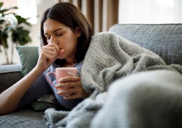 Vì sao cơ thể dễ bị ốm vặt? Nguyên nhân, dấu hiệu và cách cải thiện
