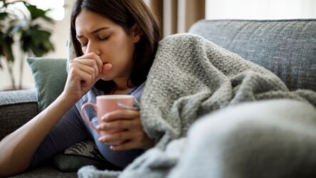 Vì sao cơ thể dễ bị ốm vặt? Nguyên nhân, dấu hiệu và cách cải thiện
